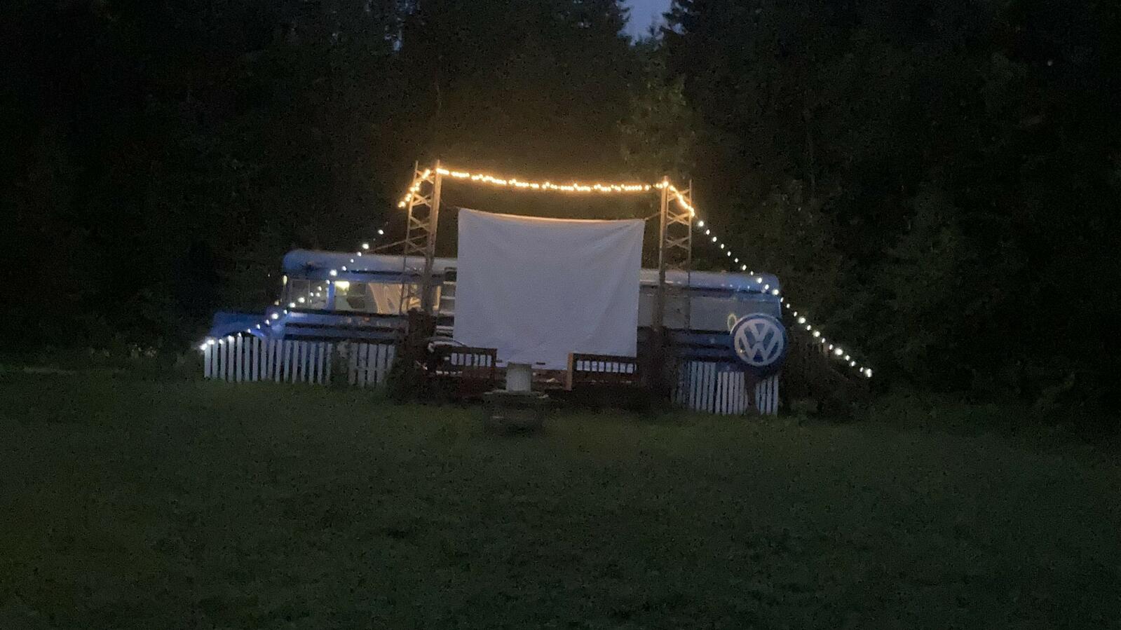 Camping in den Wäldern bei Nacht